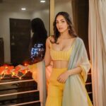 Yogita Bihani Instagram - Mere Tumhare Sabke Liye Happy Diwali 🪔💛✨😘 Wearing @ease_kv @viralmantra Jewellery @azotiique #HappyChotiDiwali #LiveLoveLaugh #LightUp