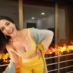 Yogita Bihani Instagram - Mere Tumhare Sabke Liye Happy Diwali 🪔💛✨😘 Wearing @ease_kv @viralmantra Jewellery @azotiique #HappyChotiDiwali #LiveLoveLaugh #LightUp