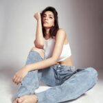 Yogita Bihani Instagram - flexing 🤸🏻 Photographer - @kapilcharaniya Stylist - @jeevikab Assistant stylist - @styleparvaars MUA - @vibhagusain Hairstylist - @nargis9052 Jewellery - @shealuxejewels Top - @zara Jeans - @storets