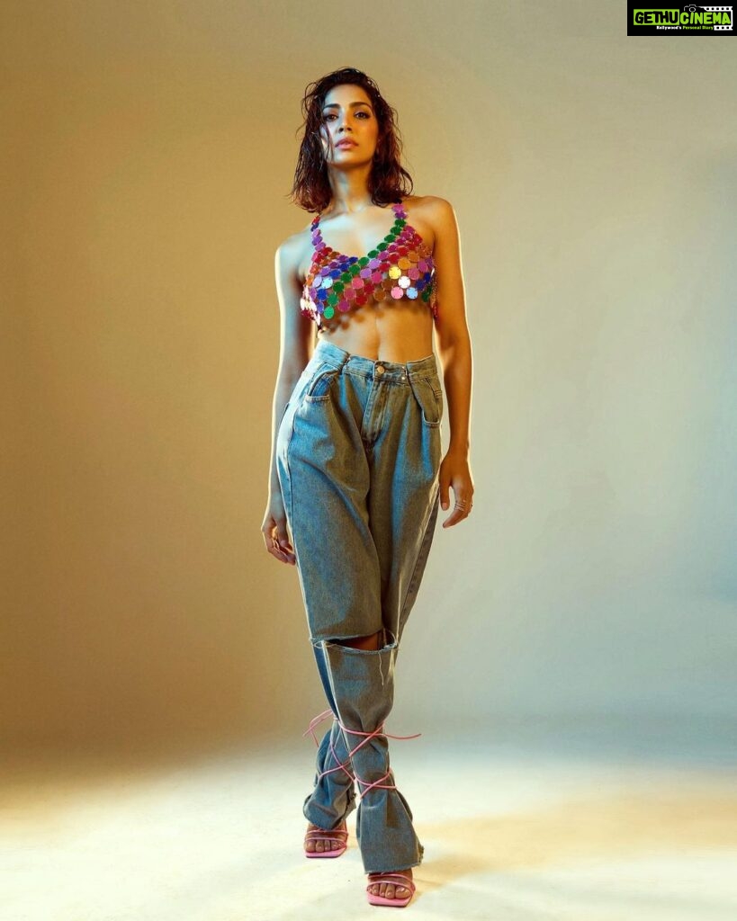 Yogita Bihani Instagram - Boom 💥💥💥 Shot by - @kapilcharaniya Stylist - @jeevikab Assistant stylist - @styleparvaars MUA - @vibhagusain Hairstylist - @nargis9052 Jewellery - @shealuxejewels Top - @urbanic_in Jeans - @storets Shoes - @publicdesire
