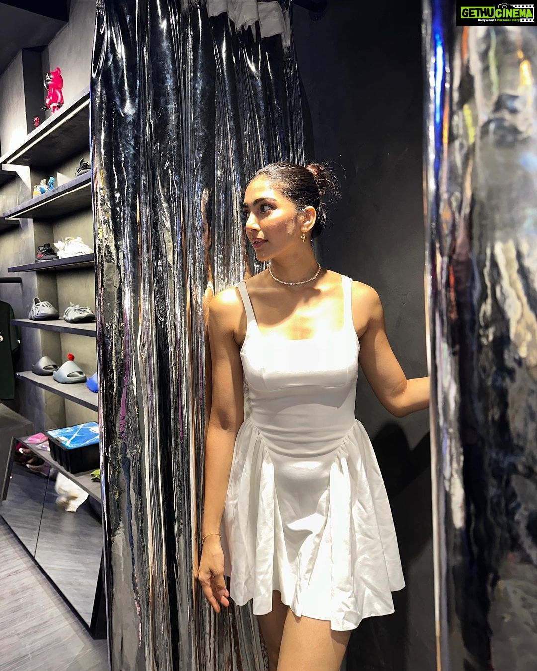 Yogita Bihani Instagram - Presenting you the @sneakercafemumbai by my favourite & most talented human @isanjaybishnoi From sneakers, T-shirts to all things cool they have you covered. Don’t forget to visit the store or shop online. ♥️♥️ #sneakercafemumbai #shop #Newintown