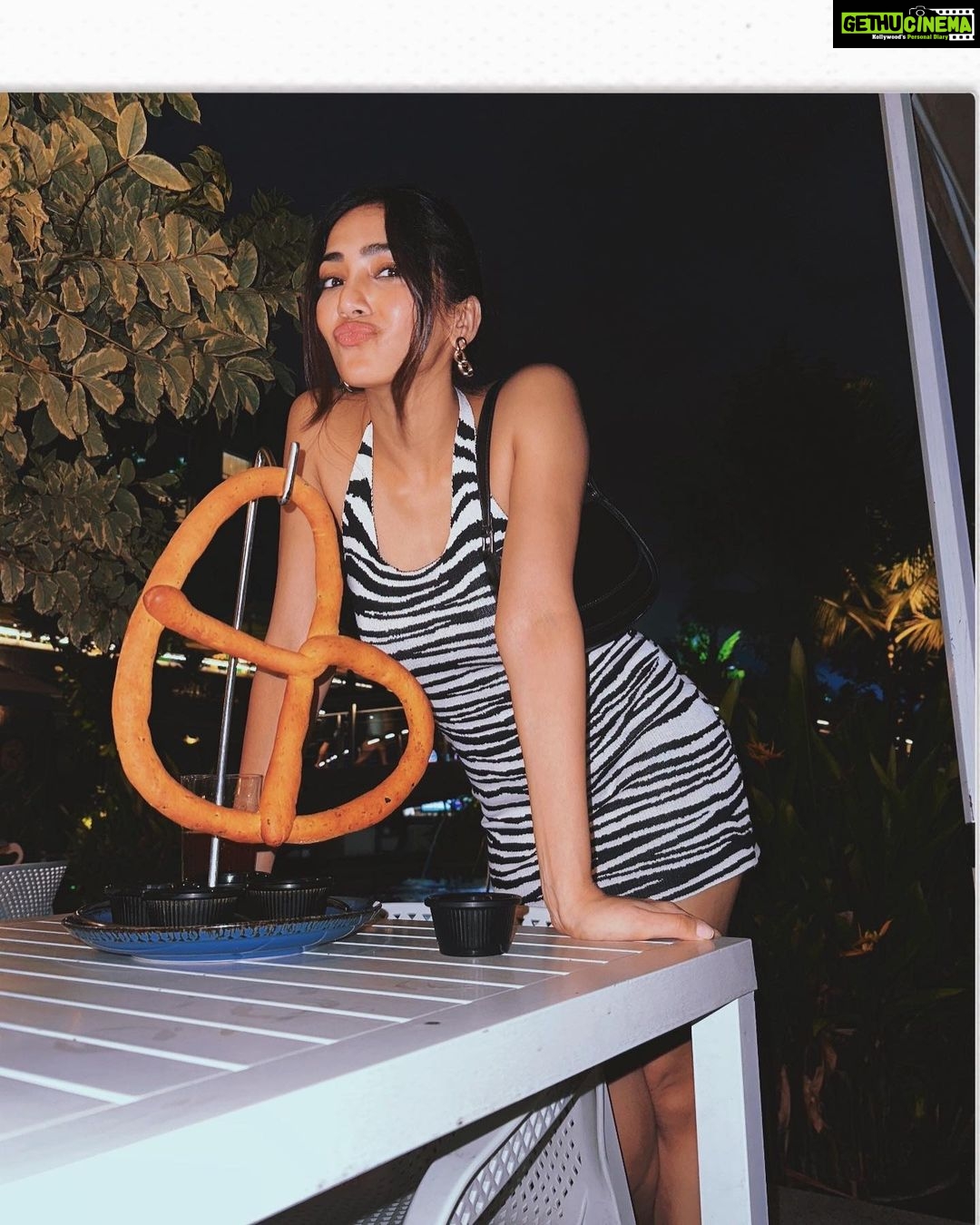 Yogita Bihani Instagram - 🥨🖤🥟🛌🥱