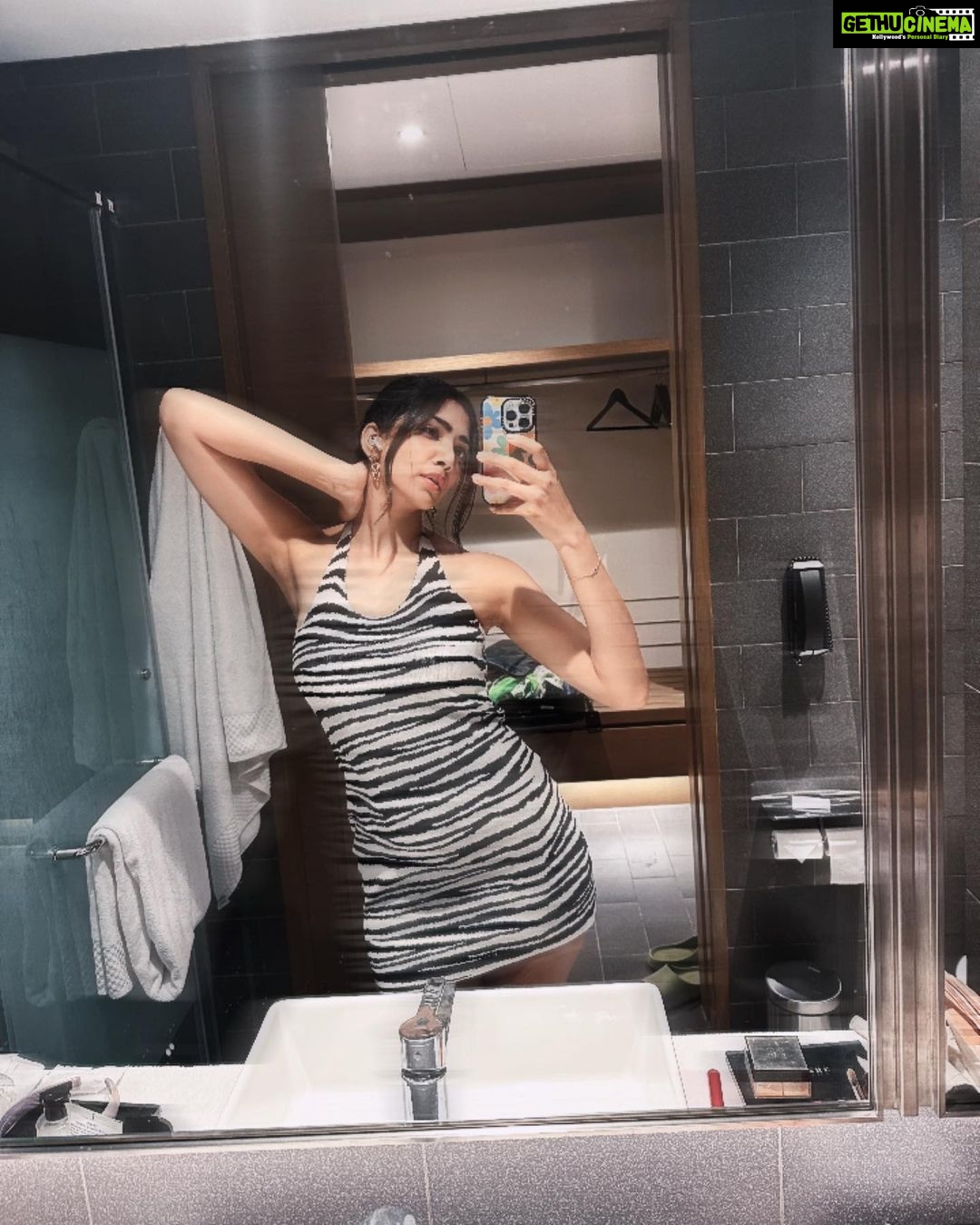 Yogita Bihani Instagram - 🥨🖤🥟🛌🥱