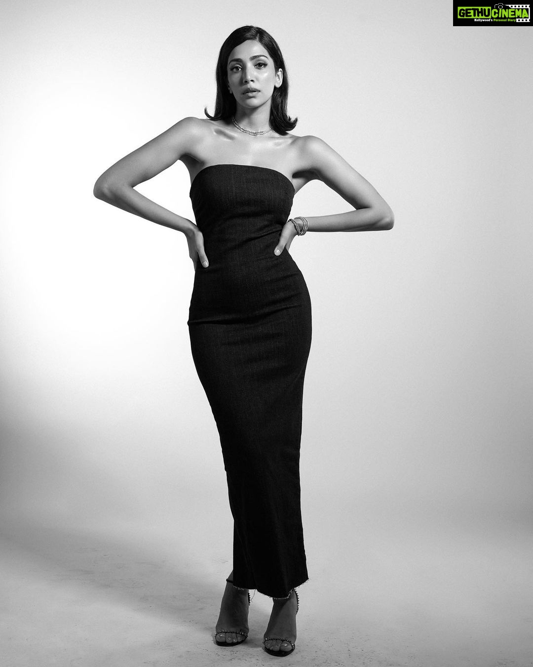 Yogita Bihani Instagram - Living in my short hair era! ๐ค Photographer - @kapilcharaniya Stylist - @jeevikab Assistant stylist - @styleparvaars MUA - @vibhagusain Hairstylist - @nargis9052 Jewellery - @shealuxejewels Dress - @zara Shoes - @louboutinworld #shorthair #blackandwhite #mood