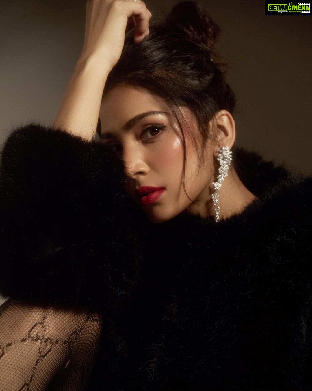 Yogita Bihani Instagram - I feel so vintage!! Team 🖤 Photographer - @kapilcharaniya Stylist - @jeevikab Assistant stylist - @styleparvaars MUA - @vibhagusain Hairstylist - @nargis9052 Jewellery - @shealuxejewels
