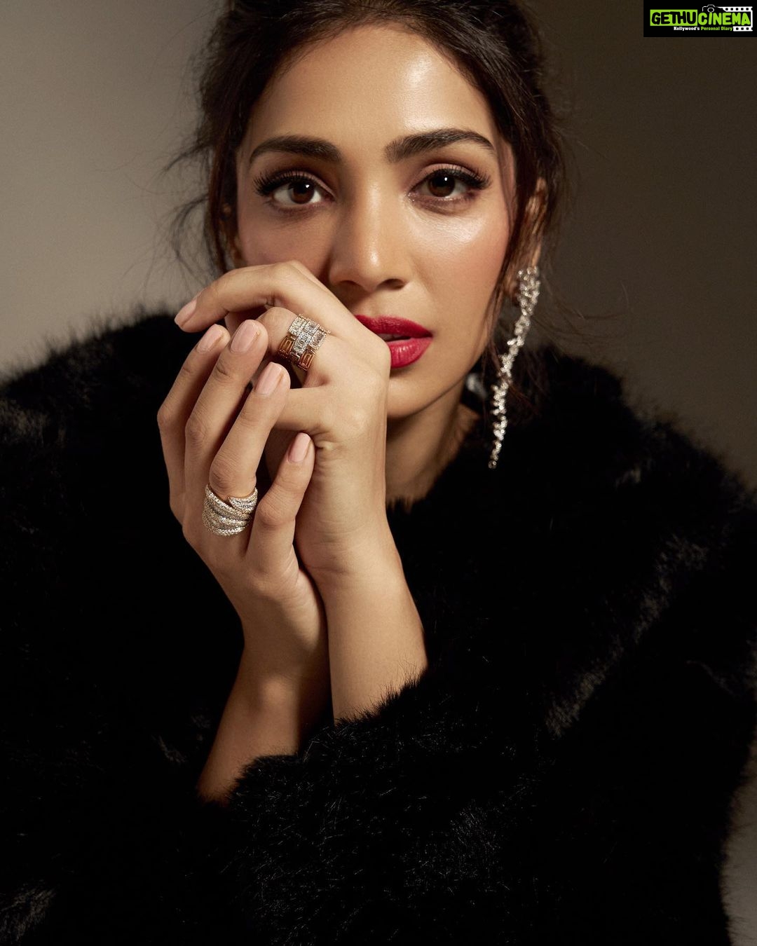 Yogita Bihani Instagram - I feel so vintage!! Team 🖤 Photographer - @kapilcharaniya Stylist - @jeevikab Assistant stylist - @styleparvaars MUA - @vibhagusain Hairstylist - @nargis9052 Jewellery - @shealuxejewels