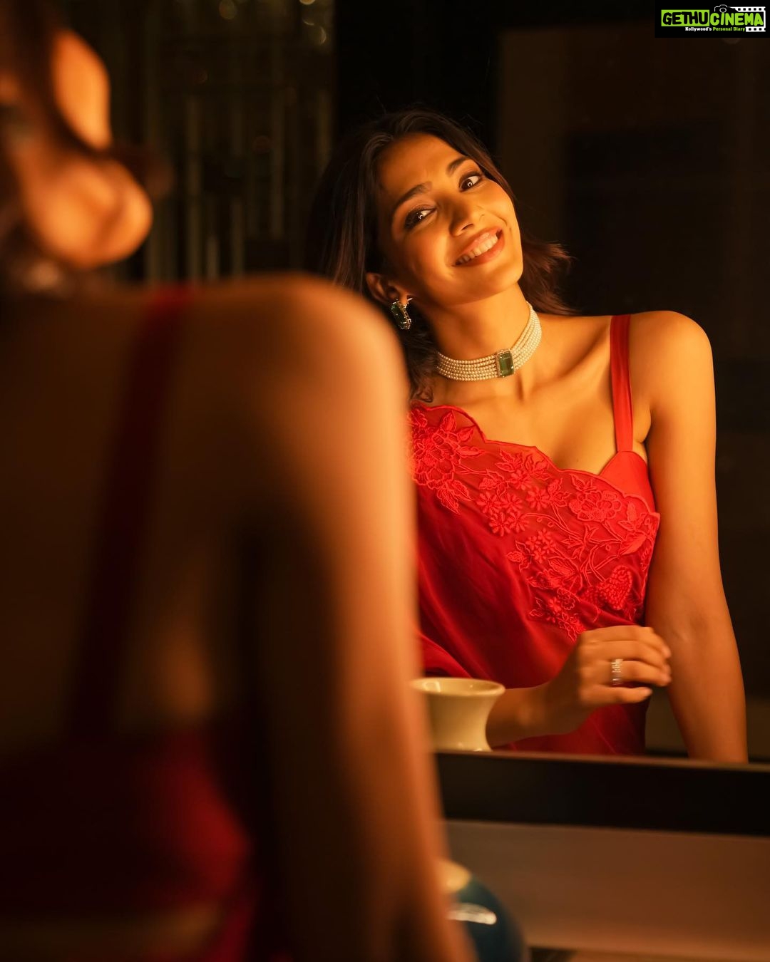 Yogita Bihani Instagram - how could I not post the pictures ♥️ Saree @paulmiandharsh Jewellery @azotiique Styled by @shefalideora_ Shot by @adnan.a.abbas Make up @makeupbymehzabeen Hair @makeuphairbypooja_dubai #saree #red #mood