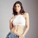 Yogita Bihani Instagram - flexing 🤸🏻 Photographer - @kapilcharaniya Stylist - @jeevikab Assistant stylist - @styleparvaars MUA - @vibhagusain Hairstylist - @nargis9052 Jewellery - @shealuxejewels Top - @zara Jeans - @storets