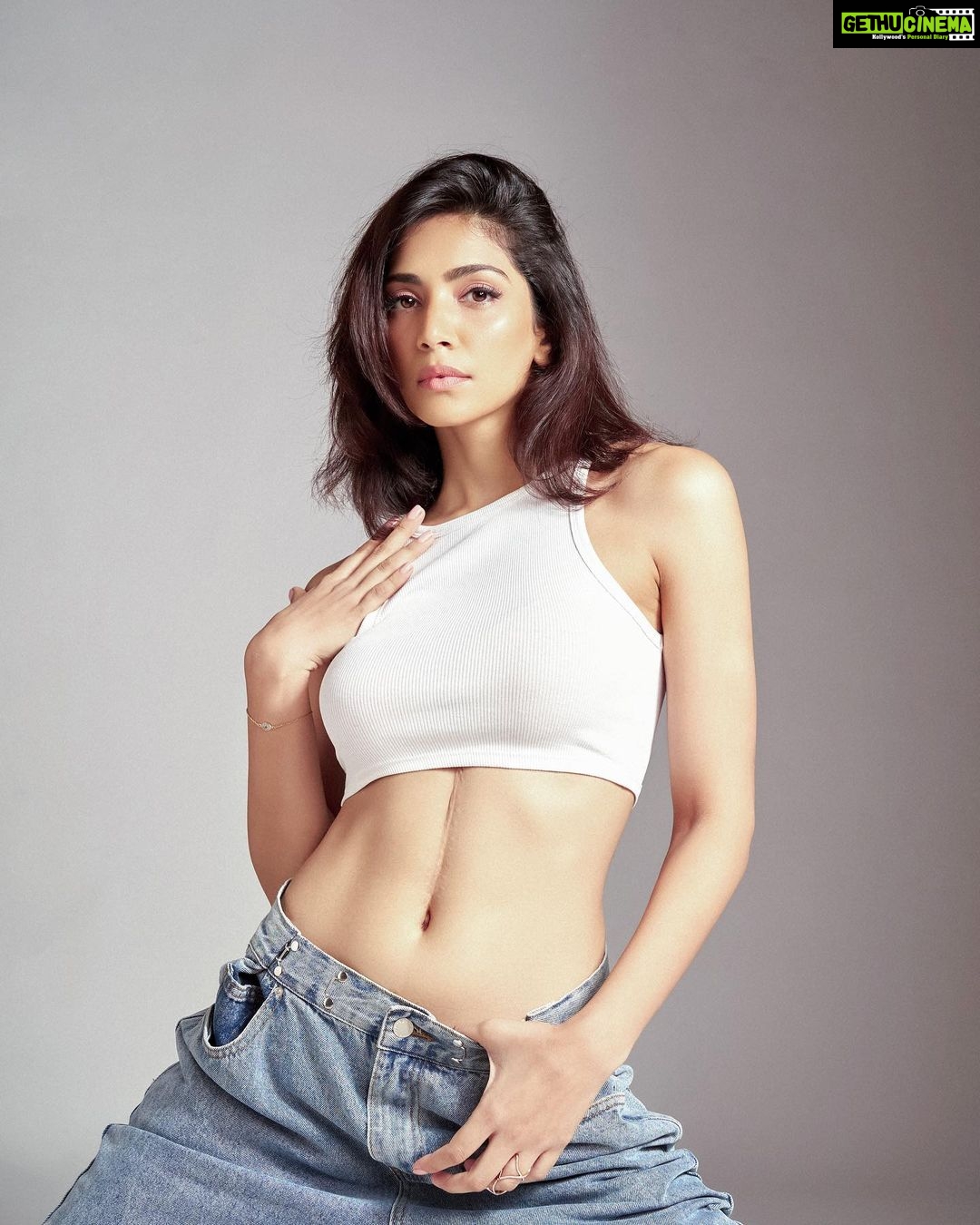 Yogita Bihani Instagram - flexing 🤸🏻 Photographer - @kapilcharaniya Stylist - @jeevikab Assistant stylist - @styleparvaars MUA - @vibhagusain Hairstylist - @nargis9052 Jewellery - @shealuxejewels Top - @zara Jeans - @storets