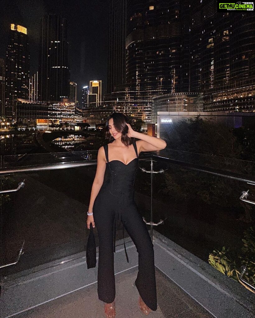 Yogita Bihani Instagram - feeling soooo @self__cntrd 🖤🖤 Styled by @jeevikab 😘 #Dubai #Blacklove #lit