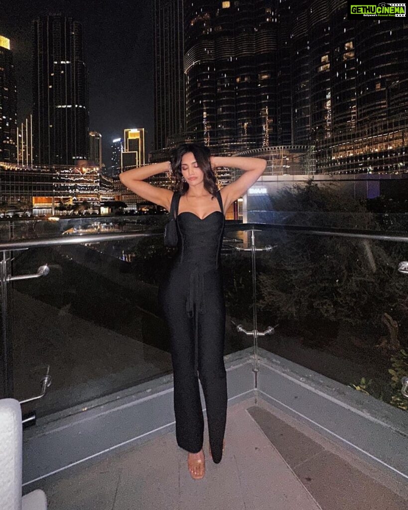 Yogita Bihani Instagram - feeling soooo @self__cntrd 🖤🖤 Styled by @jeevikab 😘 #Dubai #Blacklove #lit