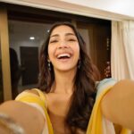 Yogita Bihani Instagram - Mere Tumhare Sabke Liye Happy Diwali 🪔💛✨😘 Wearing @ease_kv @viralmantra Jewellery @azotiique #HappyChotiDiwali #LiveLoveLaugh #LightUp