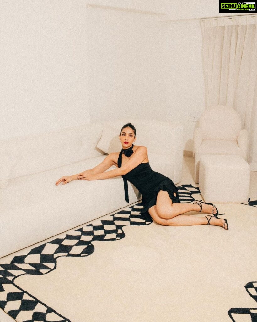 Yogita Bihani Instagram - Rug - Ready!! 🖤 Absolutely in love with my new rug from @rugsby.sh 🫶🏻 It's not just a piece for my home; it's a statement of style and comfort. The quality is exceptional, and it effortlessly ties the room together. 🏡✨🏁 Shot by @bharat_rawail Make up @anumariyajose Hair @makeupnhairbyankita #HomeDecor #Collaboration #RugLove #HomeStyleMagic #InteriorDesign #ChicDecor #ComfySpaces #FashionForFloors #HomeInspiration #RugGoals #CozyVibes #CollabFinds #HomeUpgrade