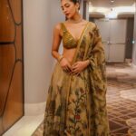 Yogita Bihani Instagram - D I W A L I 🌹 Wearing @archanajaju.in @elevate_promotions @fizzygoblet Jewellery @azotiique