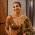 Yogita Bihani Instagram - D I W A L I 🌹 Wearing @archanajaju.in @elevate_promotions @fizzygoblet Jewellery @azotiique