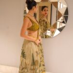 Yogita Bihani Instagram - D I W A L I 🌹 Wearing @archanajaju.in @elevate_promotions @fizzygoblet Jewellery @azotiique