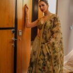 Yogita Bihani Instagram - D I W A L I 🌹 Wearing @archanajaju.in @elevate_promotions @fizzygoblet Jewellery @azotiique