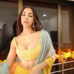 Yogita Bihani Instagram - Mere Tumhare Sabke Liye Happy Diwali 🪔💛✨😘 Wearing @ease_kv @viralmantra Jewellery @azotiique #HappyChotiDiwali #LiveLoveLaugh #LightUp