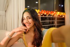 Yogita Bihani Instagram - Mere Tumhare Sabke Liye Happy Diwali 🪔💛✨😘 Wearing @ease_kv @viralmantra Jewellery @azotiique #HappyChotiDiwali #LiveLoveLaugh #LightUp