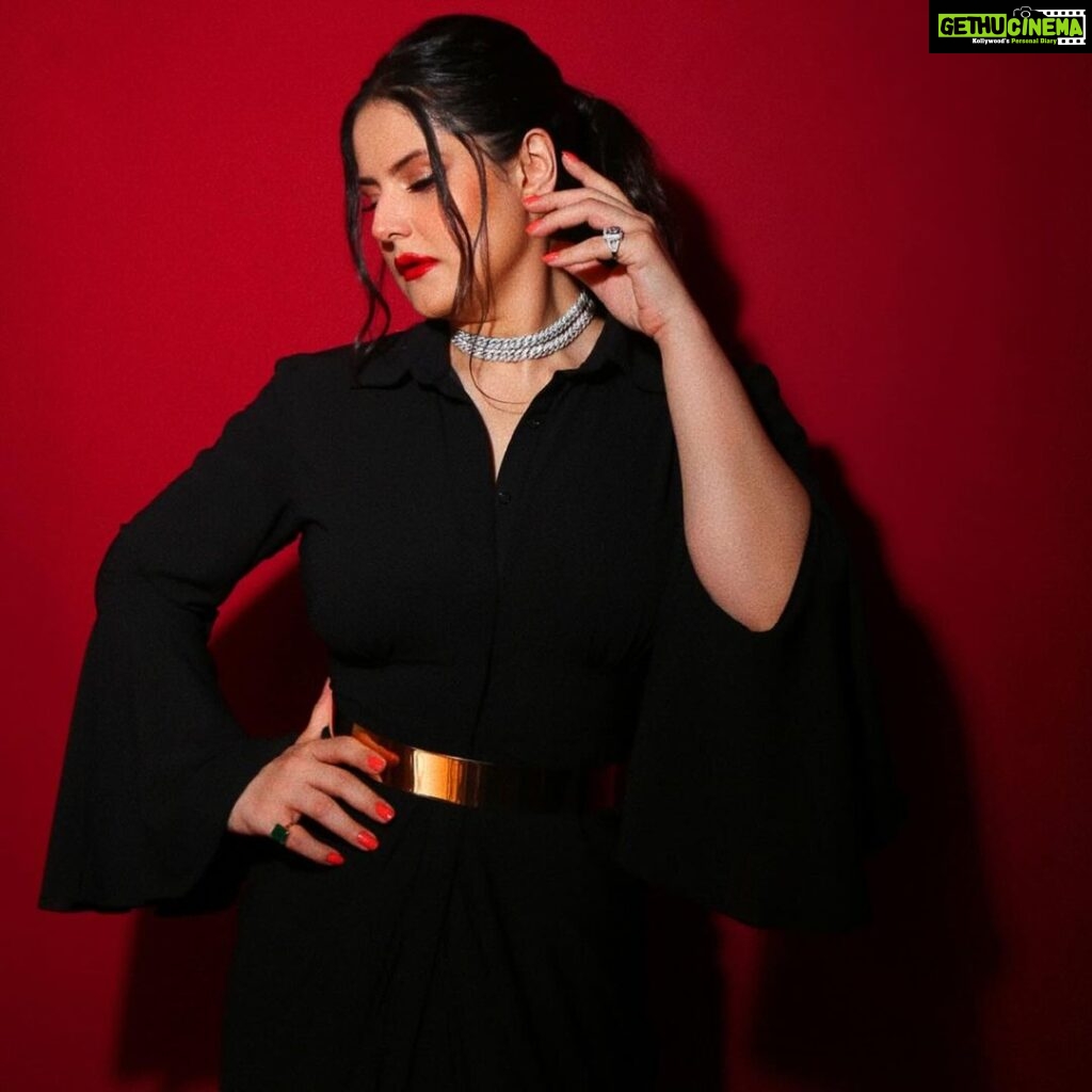 Zareen Khan Instagram - 𝕭𝖑𝖆𝖈𝖐 𝕸𝖆𝖌𝖎𝖈 𝖂𝖔𝖒𝖆𝖓 Outfit by @shivanii.co Neckpiece and rings by @dripproject.co Styled by @hitendrakapopara Style Team @tanyakalraaa Makeup @makeupbyvinod Hair @shab_qureshi786 Shot by @ajayjangidphotography #ZareenKhan