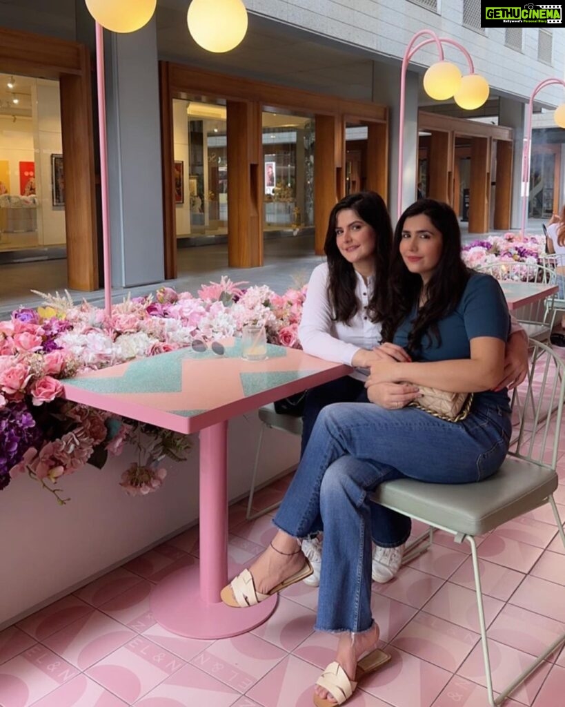 Zareen Khan Instagram - Just Another day in Paradise ! 🦄 #HappyHippie #Dubai #UAE #TravelDiaries #Foodgasm #Food #Pink #Cafe #NoFilterNeeded #JustHappyVibes @elan_cafe #ZareenKhan