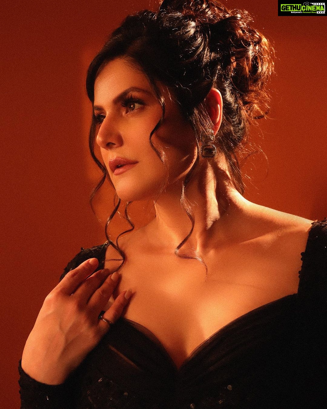 Zareen Khan Instagram - ♠️ Outfit by @charmisdesign Jewellery by @rubans.in Styled by @hitendrakapopara Fashion Team @tanyakalraaa @sarinabudathoki Makeup @makeupbyvinod Hair @shab_qureshi786 📸 - @sjframes #ZareenKhan