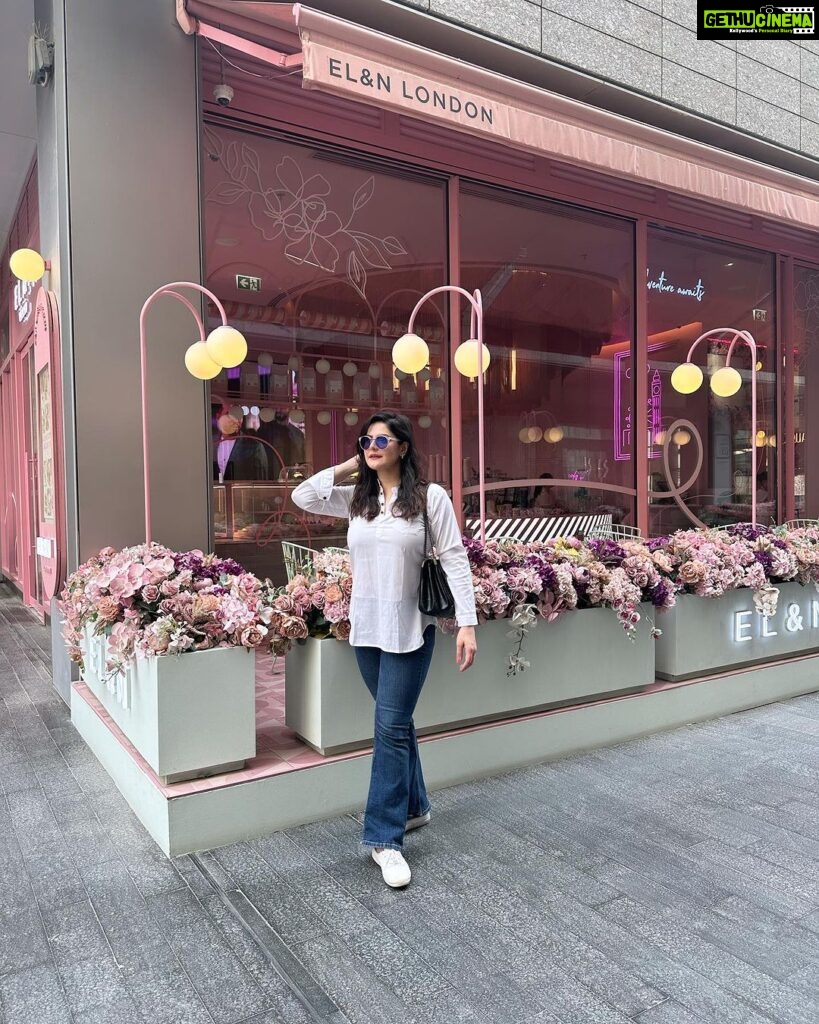 Zareen Khan Instagram - Just Another day in Paradise ! 🦄 #HappyHippie #Dubai #UAE #TravelDiaries #Foodgasm #Food #Pink #Cafe #NoFilterNeeded #JustHappyVibes @elan_cafe #ZareenKhan