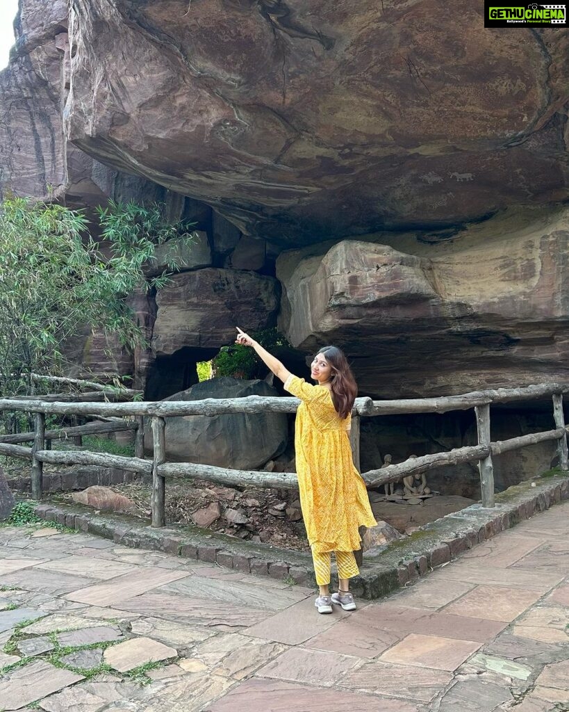 netri nisarg trivedi Instagram - Bhimbetka Caves! Google for more information! Swipe ➡️➡️➡️ Bhimbetka rock shelters