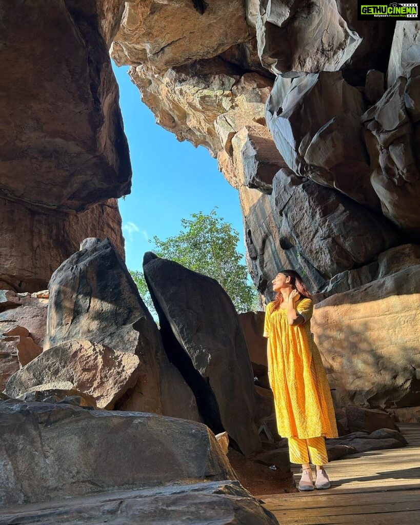 netri nisarg trivedi Instagram - Bhimbetka Caves! Google for more information! Swipe ➡️➡️➡️ Bhimbetka rock shelters
