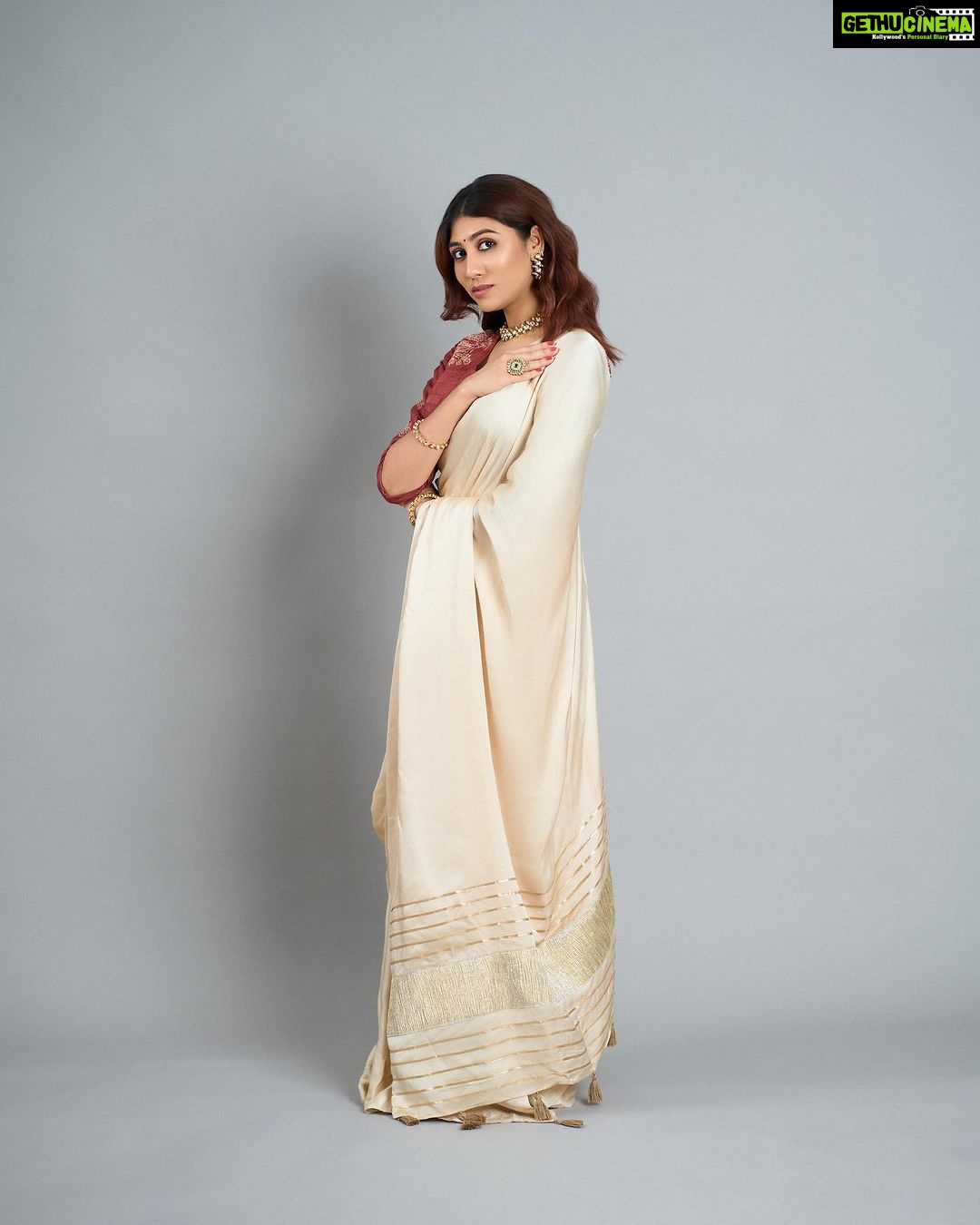 netri nisarg trivedi Instagram - Saree is synonymous to Elegance… It never fails you!❤️🥰 Saree : @bhoomikavirani_label Jewellery : @quiins_closet_jewellerystudio MUA : @parthu_makeupofficial Hair : @divya_vaghela_1204 Captured by : @its_kishan_creation Stylist : @stylebydevang #StyledByDevang