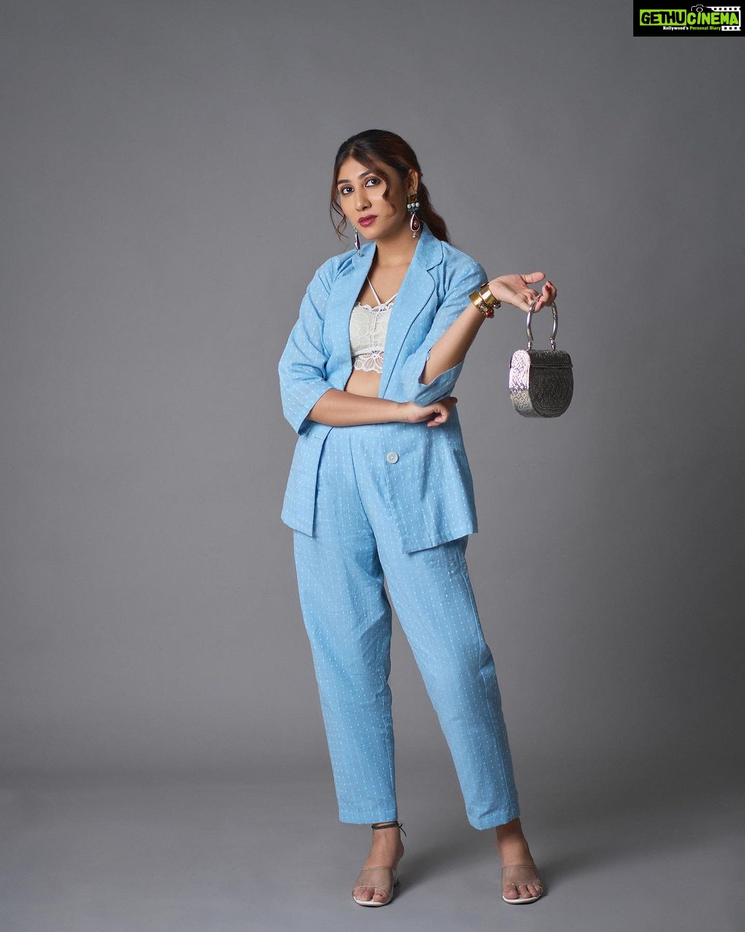 netri nisarg trivedi Instagram - Outfit : @rtee_couture Accessories & Purse : @stylewithdaksha_kashti MUA : @parthu_makeupofficial Hair : @divya_vaghela_1204 Captured by : @its_kishan_creation Stylist : @stylebydevang #StyledByDevang