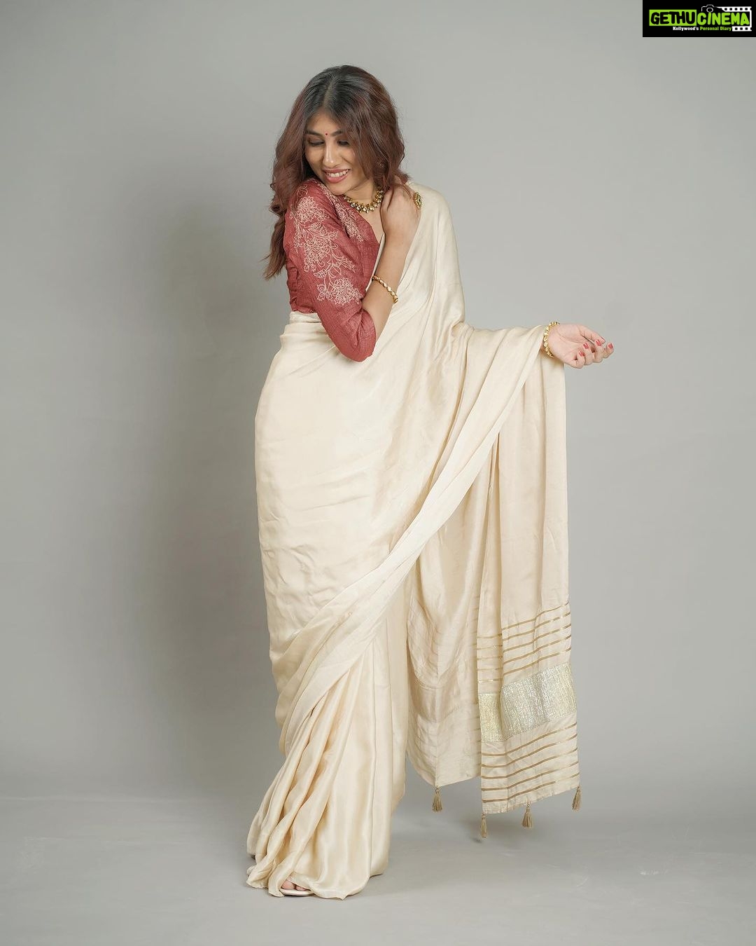 netri nisarg trivedi Instagram - Saree is synonymous to Elegance… It never fails you!❤️🥰 Saree : @bhoomikavirani_label Jewellery : @quiins_closet_jewellerystudio MUA : @parthu_makeupofficial Hair : @divya_vaghela_1204 Captured by : @its_kishan_creation Stylist : @stylebydevang #StyledByDevang