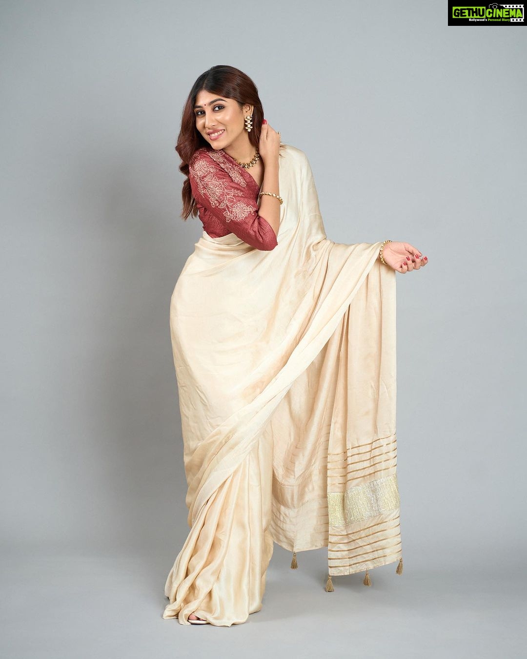 netri nisarg trivedi Instagram - Saree is synonymous to Elegance… It never fails you!❤️🥰 Saree : @bhoomikavirani_label Jewellery : @quiins_closet_jewellerystudio MUA : @parthu_makeupofficial Hair : @divya_vaghela_1204 Captured by : @its_kishan_creation Stylist : @stylebydevang #StyledByDevang