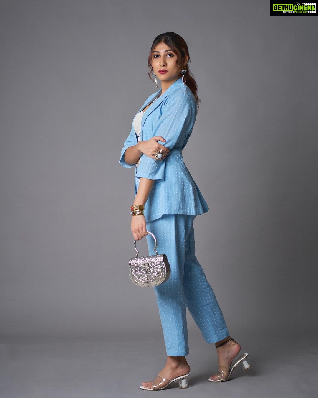 netri nisarg trivedi Instagram - Outfit : @rtee_couture Accessories & Purse : @stylewithdaksha_kashti MUA : @parthu_makeupofficial Hair : @divya_vaghela_1204 Captured by : @its_kishan_creation Stylist : @stylebydevang #StyledByDevang