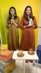 netri nisarg trivedi Instagram - Diwali ma offer ne free Gifts maley toh na thodi kehvay!! Happy Diwali with #oppo #oppoindia #oppogujarat #reelsvideo #viralreels #oppogujarat #advertisement #netritrivedi #actor #ahmedabad #mumbai #gujarat #gujaratifilms