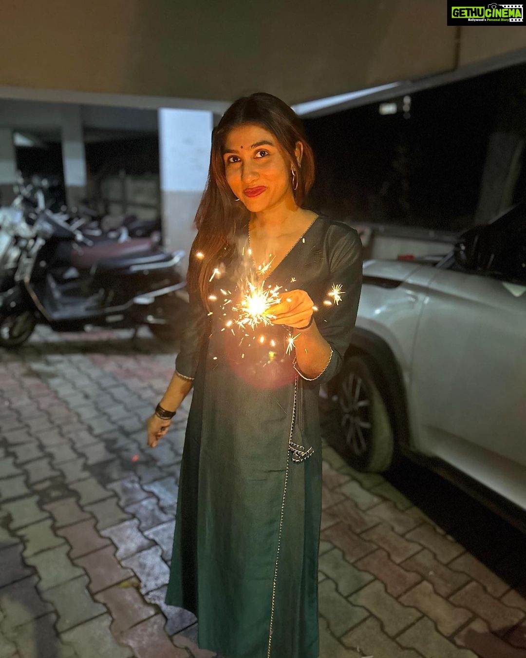 netri nisarg trivedi Instagram - Nutan Varshabhinandan✨ 3rd picture is my dad photobombing 😄