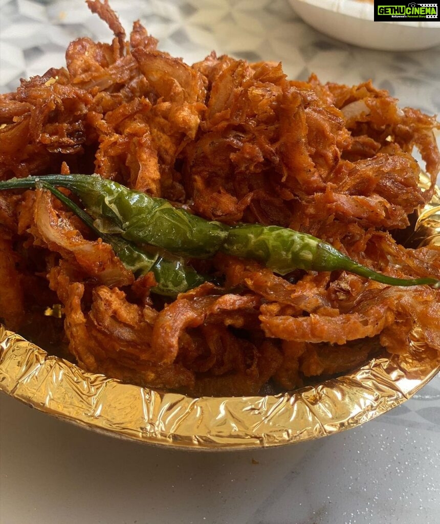 netri nisarg trivedi Instagram - A day in Pune… DagduSheth Darshan 🙏🏻🐘 Along with amazing authentic Maharashtrian Food. Thankyou @radhika.bagdai for being a wonderful host! Dagdusheth Ganapti, Pune