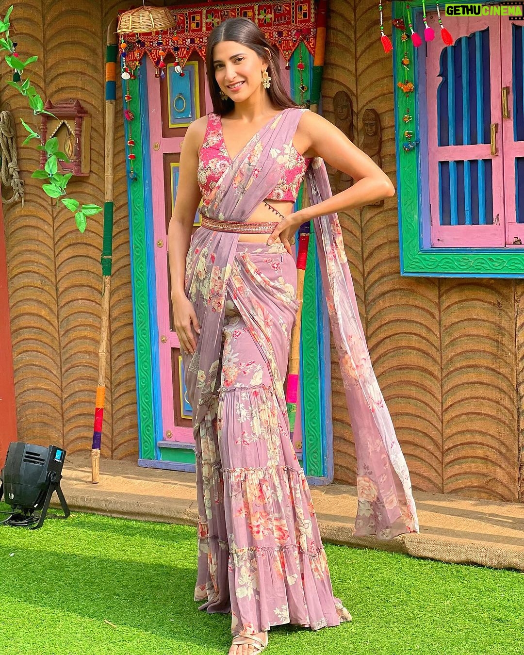 Aahana Kumra Instagram - Because Sundays are for sarees! π₯»π₯» π€ππΈππ #sareenotsorry #sunday . . . . #sundayfunday #sareelover #sundayvibes #sundaybumday #sundaymotivation #aahanakumra Vadodara, Gujarat, India