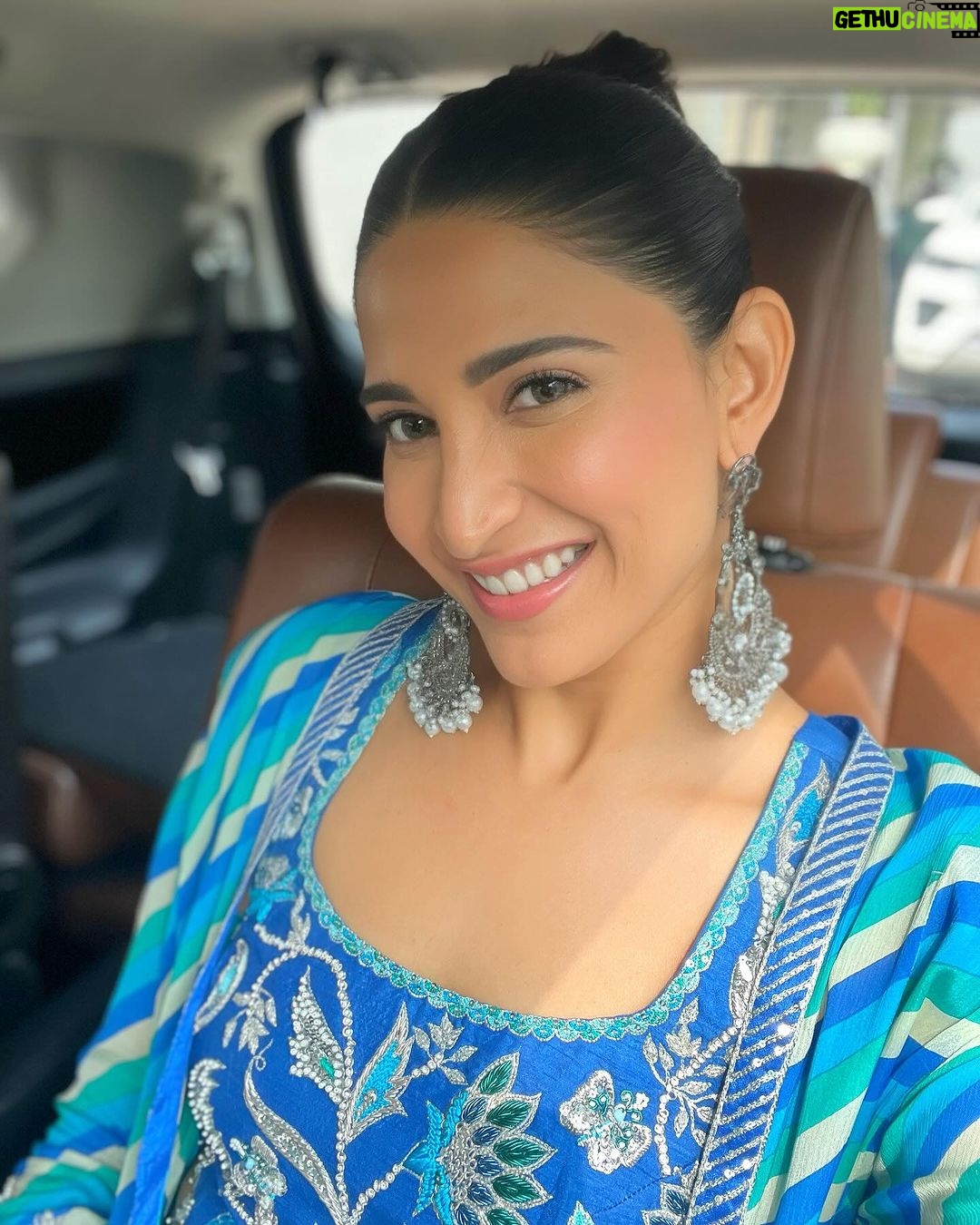Aahana Kumra Instagram - Giving desi Claudia Schiffer Barbie vibes 💙🙃🙌🤌 #saturdate . . . . #saturdayvibes #saturdaze #saturdaymood #aahanakumra #barbie #claudiaschiffer #bluebarbie Vadodara, Gujarat, India