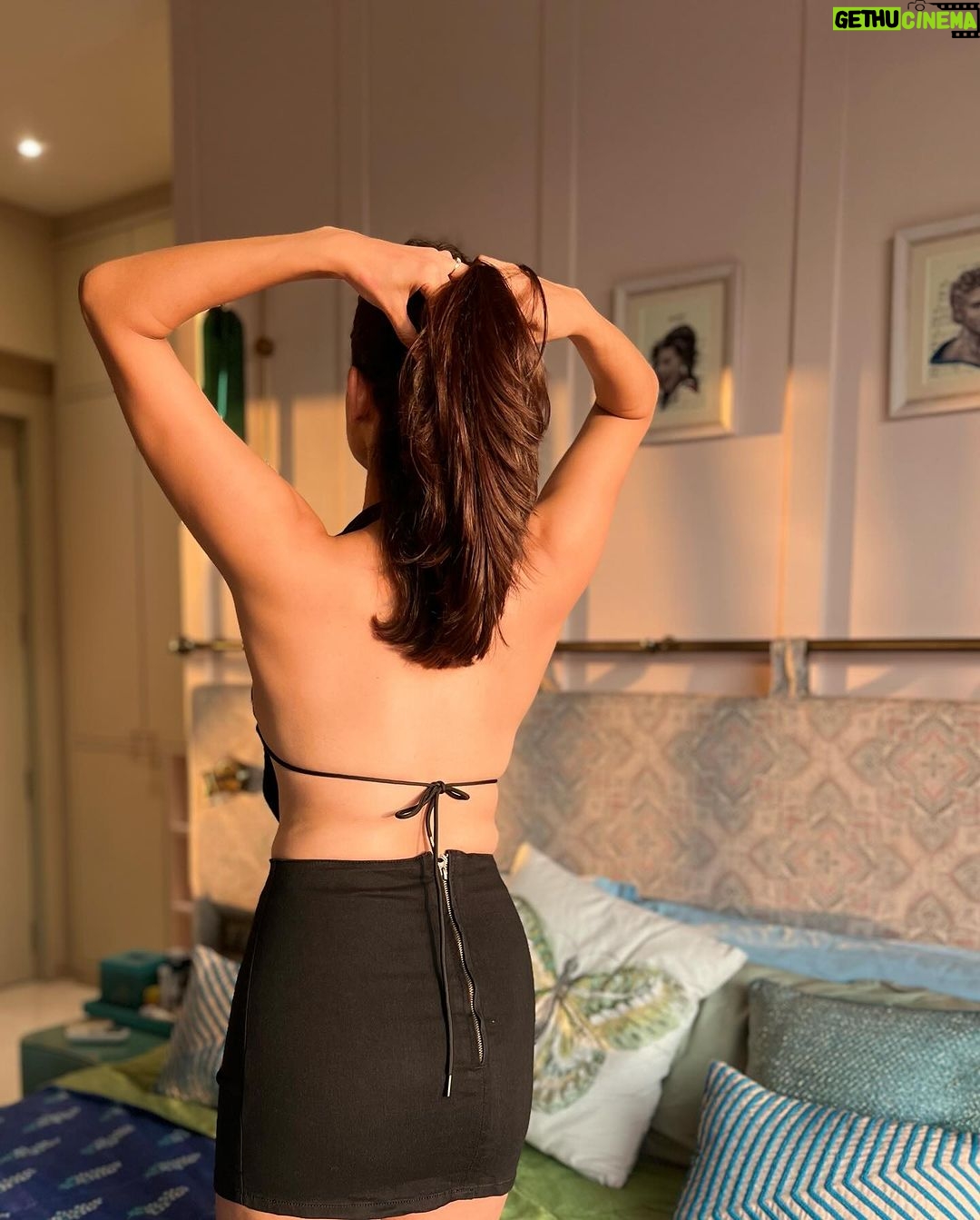 Aahana Kumra Instagram - Nothing much! Just showing off my freshly blow dried hair 🐾🖤🥸🪮🐴 #fridayfeeling . . . . #fridayvibes #fridaymood #friyay #fridayquotes #fridayfeels #aahanakumra #blowdry Mumbai, Maharashtra