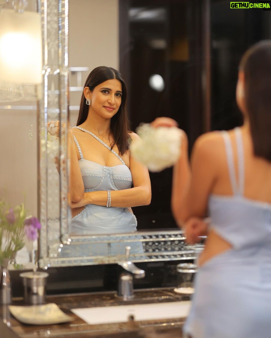 Aahana Kumra Instagram - Because the outside of me is a good reflection of the inside of me 💠🧿🪞💕 #wednesdaywisdom . . . . #wednesday #wednesdaymotivation #aahanakumra #alldressedup Mumbai - मुंबई