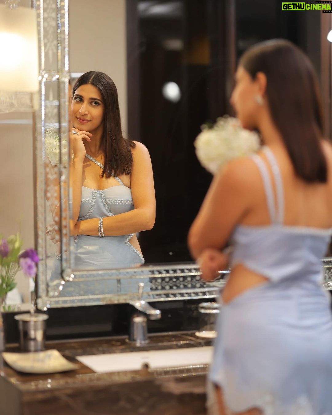 Aahana Kumra Instagram - Because the outside of me is a good reflection of the inside of me 💠🧿🪞💕 #wednesdaywisdom . . . . #wednesday #wednesdaymotivation #aahanakumra #alldressedup Mumbai - मुंबई
