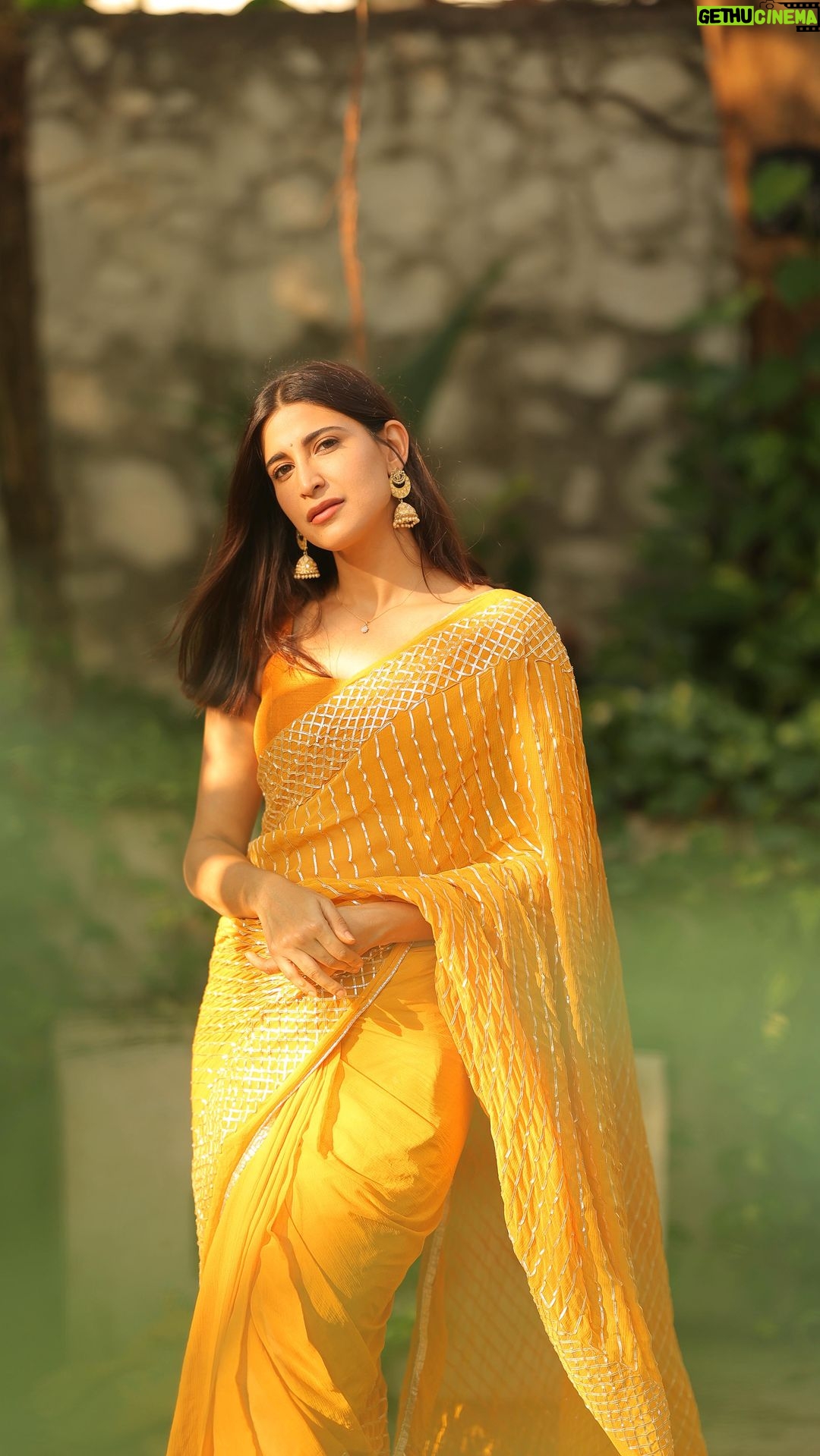 Aahana Kumra Instagram - Sunny side Sunday to you too! βοΈπΌπ #yellomellow #sundaybumday . . . . #sunday #sundayvibes #sareelove #sareenotsorry #sareelover #aahanakumra #sunshinegirl #reelsinstagram #reelitfeelit #reelvideo #trendingreels Mumbai, Maharashtra