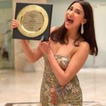 Aahana Kumra Instagram - Another win for #IndiaLockdown ! 🏆💕🇮🇳 Always in gratitude! 🧿🫶💫🙏Thank you @societyachieversmag for the recognition and congratulations team! @imbhandarkar @shwetabasuprasad11 @saietamhankar @_prat @pranavjain_official Captain Moon Alves Loves y’all🌙💕😘 📸 : @sumit_karangutkar . . . . . #indialockdown #awardsnight #awards #ceremony #aahanakumra Mumbai - मुंबई