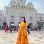 Aahana Kumra Instagram - Blessed.🌸Gratitude.🌞Love💕 Visited the Golden Temple after three long years! And all I can say is that I’m truly blessed and In gratitude 🙏🌸🧡🌞 Could’ve not asked for a better way to end the year 🧡🌞🍊 #harmandirsahib #goldentemple . . . . #goldentempleamritsar #amritsar #harmandirsahibji #gurugranthsahibji #winter #punjab #aahanakumra #gurunanakdevji #faith #hope #prayers #prayersforall Golden Temple Amritsar Punjab India