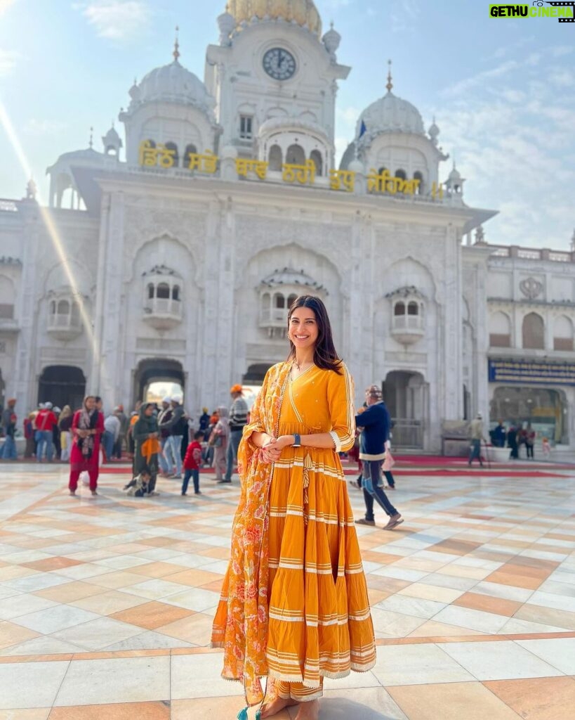 Aahana Kumra Instagram - Blessed.🌸Gratitude.🌞Love💕 Visited the Golden Temple after three long years! And all I can say is that I’m truly blessed and In gratitude 🙏🌸🧡🌞 Could’ve not asked for a better way to end the year 🧡🌞🍊 #harmandirsahib #goldentemple . . . . #goldentempleamritsar #amritsar #harmandirsahibji #gurugranthsahibji #winter #punjab #aahanakumra #gurunanakdevji #faith #hope #prayers #prayersforall Golden Temple Amritsar Punjab India