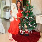 Aahana Kumra Instagram – Christmas with the family is the best kind of Christmas❣️
❤️🎅🎄🎅🎁❣️❄️ 
@shivanikumrafitness @sushilkumra @sureshkumra #arjun #mushu 
#merrychristmas 
#happyholidays 
.
.
.
.
#santa #christmas #love #santaclaus #christmasdecor #family #familyiseverything #lafamilia #deckthehalls #santaclaus #santaclausiscomingtotown #winterwonderland #jiogarden #aahanakumra #parents ##familylove #sisters Jio World Garden
