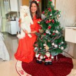 Aahana Kumra Instagram - Christmas with the family is the best kind of Christmas❣️ ❤️🎅🎄🎅🎁❣️❄️ @shivanikumrafitness @sushilkumra @sureshkumra #arjun #mushu #merrychristmas #happyholidays . . . . #santa #christmas #love #santaclaus #christmasdecor #family #familyiseverything #lafamilia #deckthehalls #santaclaus #santaclausiscomingtotown #winterwonderland #jiogarden #aahanakumra #parents ##familylove #sisters Jio World Garden
