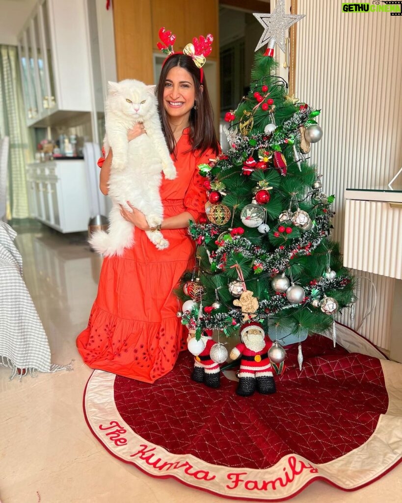 Aahana Kumra Instagram - Christmas with the family is the best kind of Christmas❣️ ❤️🎅🎄🎅🎁❣️❄️ @shivanikumrafitness @sushilkumra @sureshkumra #arjun #mushu #merrychristmas #happyholidays . . . . #santa #christmas #love #santaclaus #christmasdecor #family #familyiseverything #lafamilia #deckthehalls #santaclaus #santaclausiscomingtotown #winterwonderland #jiogarden #aahanakumra #parents ##familylove #sisters Jio World Garden