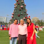 Aahana Kumra Instagram - Christmas with the family is the best kind of Christmas❣️ ❤️🎅🎄🎅🎁❣️❄️ @shivanikumrafitness @sushilkumra @sureshkumra #arjun #mushu #merrychristmas #happyholidays . . . . #santa #christmas #love #santaclaus #christmasdecor #family #familyiseverything #lafamilia #deckthehalls #santaclaus #santaclausiscomingtotown #winterwonderland #jiogarden #aahanakumra #parents ##familylove #sisters Jio World Garden